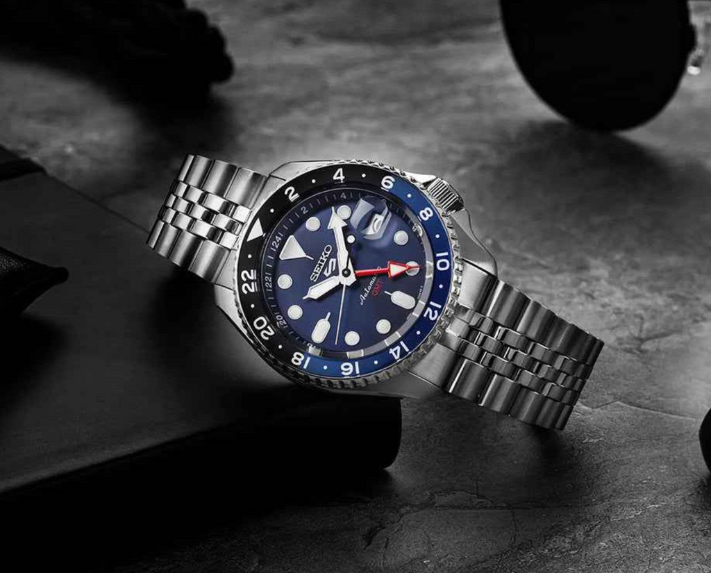 Reloj Seiko 5 Sports Batman Blue Dial Automático GMT | Hombre