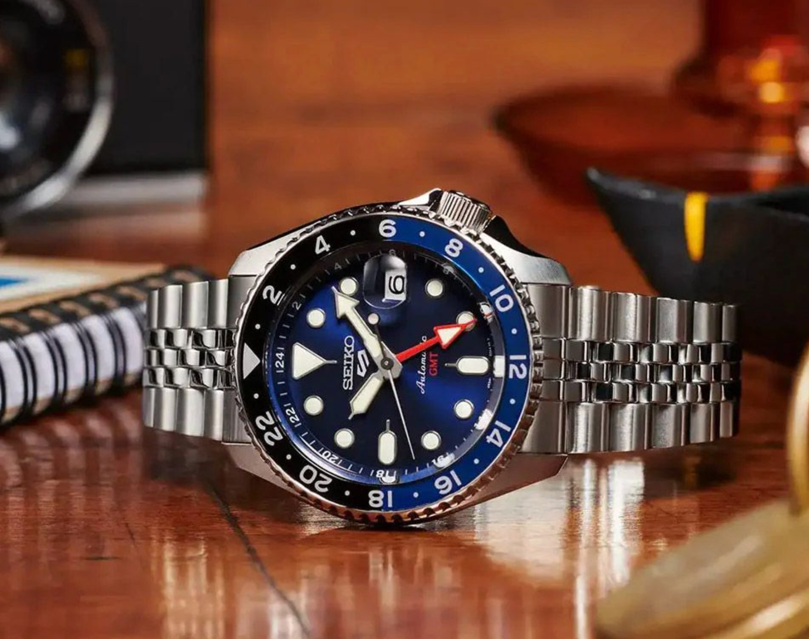 Reloj Seiko 5 Sports Batman Blue Dial Automático GMT | Hombre