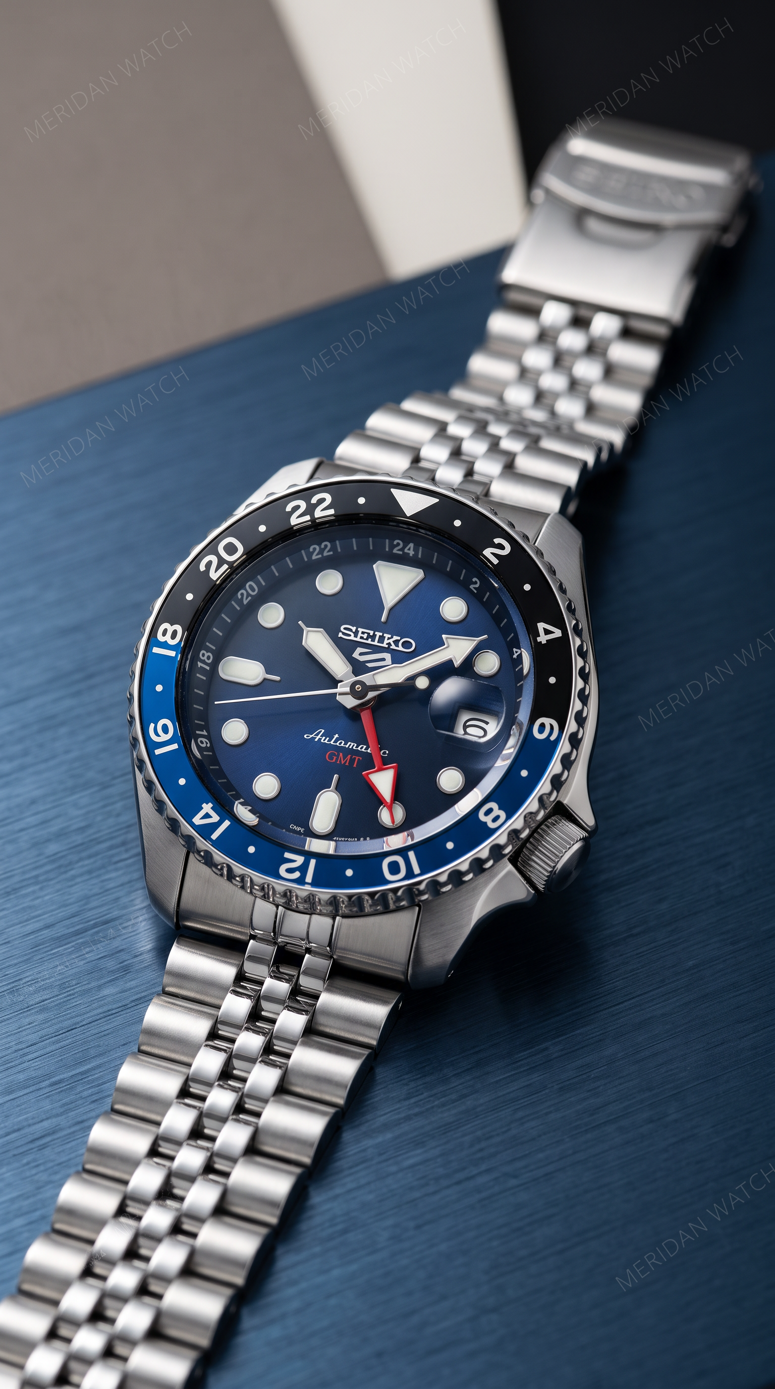 Reloj Seiko 5 Sports Batman Blue Dial Automático GMT | Hombre